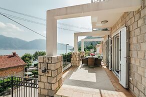 Spacious 4BR Beach House, Fantastic Sea Views