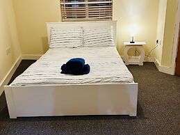 Stunning 5-bed House in Peterborough, Host 15 g