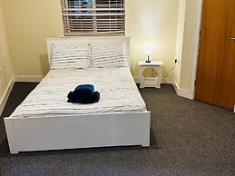 Stunning 5-bed House in Peterborough, Host 15 g