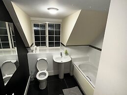 Stunning 5-bed House in Peterborough, Host 15 g