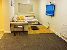 Stunning 5-bed House in Peterborough, Host 15 g