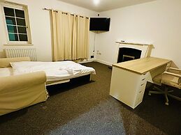 Stunning 5-bed House in Peterborough, Host 15 g