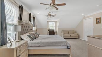 Leo Farm Villa - Beautiful Country Retreat 5 Bedroom Villa by RedAwnin