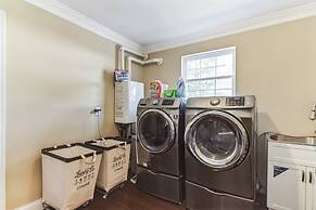 Leo Farm Villa - Beautiful Country Retreat 5 Bedroom Villa by RedAwnin