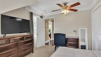 Leo Farm Villa - Beautiful Country Retreat 5 Bedroom Villa by RedAwnin