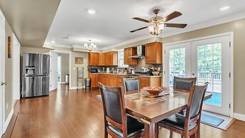 Leo Farm Villa - Beautiful Country Retreat 5 Bedroom Villa by RedAwnin