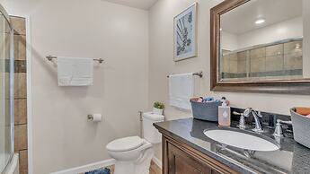 Leo Farm Villa - Beautiful Country Retreat 5 Bedroom Villa by RedAwnin