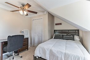 Leo Farm Villa - Beautiful Country Retreat 5 Bedroom Villa by RedAwnin