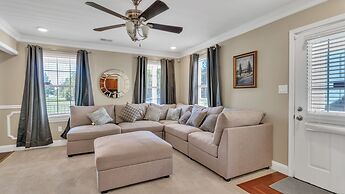 Leo Farm Villa - Beautiful Country Retreat 5 Bedroom Villa by RedAwnin