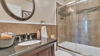 Leo Farm Villa - Beautiful Country Retreat 5 Bedroom Villa by RedAwnin