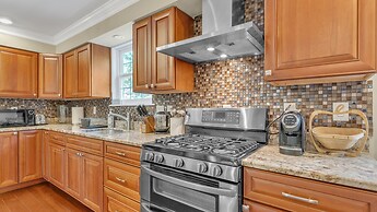 Leo Farm Villa - Beautiful Country Retreat 5 Bedroom Villa by RedAwnin