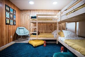 87sl - Starlink - Sauna - Pets Ok - Sleeps 8 2 Bedroom Cabin by RedAwn