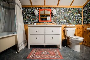 87sl - Starlink - Sauna - Pets Ok - Sleeps 8 2 Bedroom Cabin by RedAwn