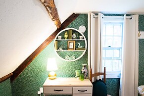 Charming Historic Lake's Region Retreat