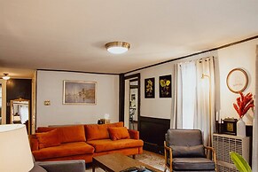 Charming Historic Lake's Region Retreat