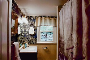 Charming Historic Lake's Region Retreat