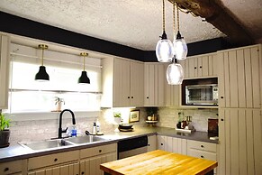 Charming Historic Lake's Region Retreat