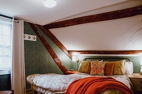 Charming Historic Lake's Region Retreat