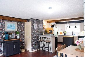 Charming Historic Lake's Region Retreat