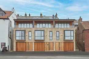 Host Stay Coastal Townhouse