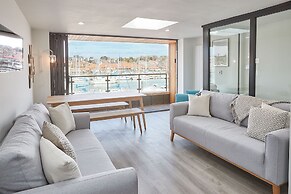 Host Stay Coastal Townhouse