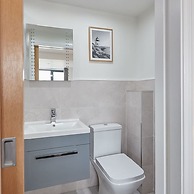 Host Stay Coastal Townhouse