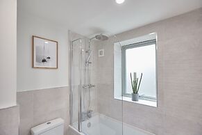 Host Stay Coastal Townhouse