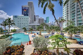 Miami Vacation Rental w/ Balcony, Pool & Hot Tub!