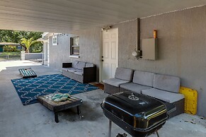 Tampa Home w/ Patio - 1 Mi to Busch Gardens!