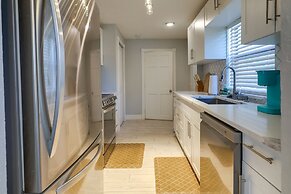 Tampa Home w/ Patio - 1 Mi to Busch Gardens!