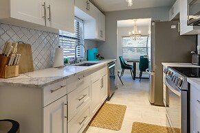 Tampa Home w/ Patio - 1 Mi to Busch Gardens!