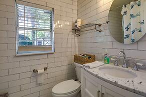 Tampa Home w/ Patio - 1 Mi to Busch Gardens!