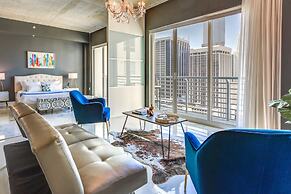 Luxe Downtown Miami Apt: Balcony, Pools, City View