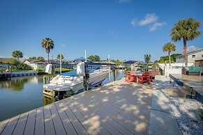 Waterfront Oasis w/ Hot Tub ~ 10 Mi to Dtwn Tampa
