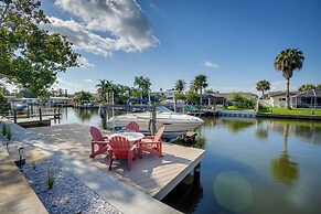 Waterfront Oasis w/ Hot Tub ~ 10 Mi to Dtwn Tampa