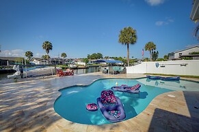 Waterfront Oasis w/ Hot Tub ~ 10 Mi to Dtwn Tampa