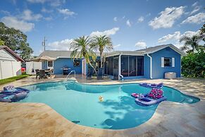 Waterfront Oasis w/ Hot Tub ~ 10 Mi to Dtwn Tampa