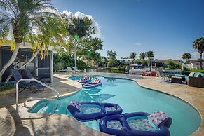 Waterfront Oasis w/ Hot Tub ~ 10 Mi to Dtwn Tampa