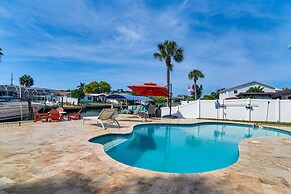 Waterfront Oasis w/ Hot Tub ~ 10 Mi to Dtwn Tampa