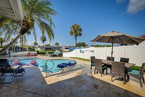 Waterfront Oasis w/ Hot Tub ~ 10 Mi to Dtwn Tampa