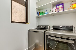 Modern Atlanta Home w/ Balcony: 2 Mi to Downtown!