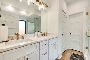 Modern Atlanta Home w/ Balcony: 2 Mi to Downtown!