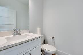 Modern Atlanta Home w/ Balcony: 2 Mi to Downtown!