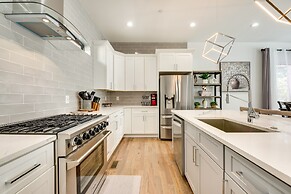 Modern Atlanta Home w/ Balcony: 2 Mi to Downtown!