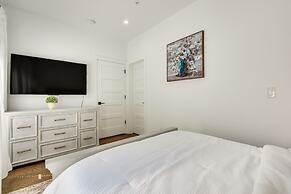 Modern Atlanta Home w/ Balcony: 2 Mi to Downtown!