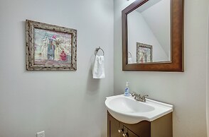 Pet-friendly Tomball Home: Walk to Main Street!