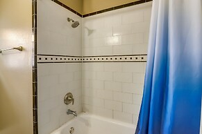 Quaint Houston Hideaway - 3 Mi to Downtown!