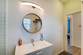 Modern Houston Haven: 3 Mi to Downtown Attractions