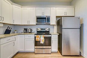 Modern Houston Haven: 3 Mi to Downtown Attractions