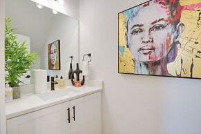 Modern Houston Home w/ Yard, 3 Mi to Toyota Center
